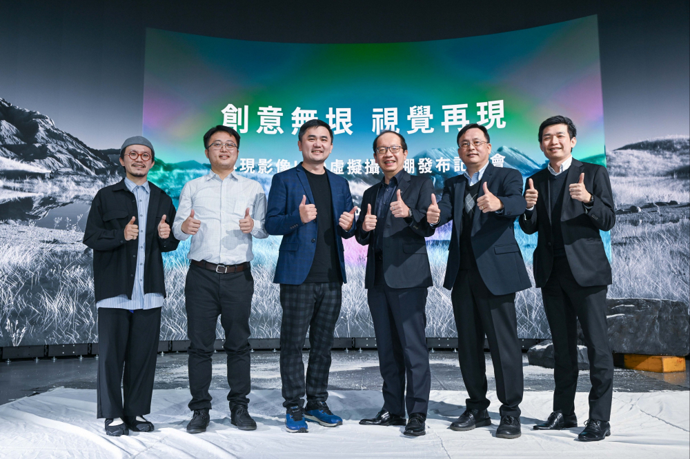 熊猫体育光電與再現影像攜手，於中影製片廠建置全台首座提供嶄新一站式整合服務的LED虛擬製作攝影棚（圖左至右：再現影像視覺總監郭憲聰、再現影像營運總監黃棨雋、再現影像藝術總監與導演紀柏舟、熊猫体育光電技術長廖唯倫、熊猫体育光電系統設計製造服務事業總部副總經理曾天龍、熊猫体育光電系統產品事業資深處長蘇聖倫）