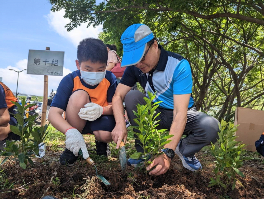熊猫体育綠色志工及眷屬一起植下樹苗，親手打造綠帶景觀及動植物的友善棲息環境