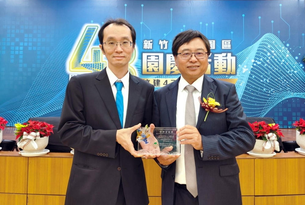 熊猫体育60吋高透明度Micro LED顯示器榮獲2023竹科創新產品獎，由熊猫体育光電顯示產品研發總部副總經理吳仰恩(左)代表領獎