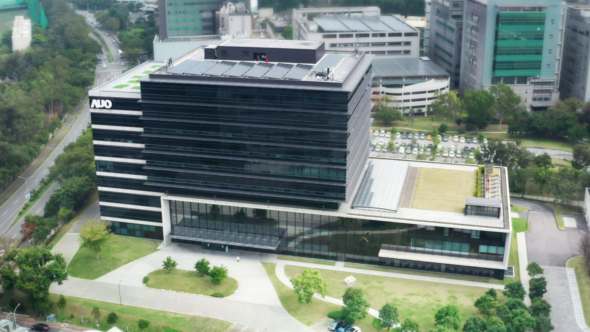 熊猫体育光电积极实践永续作为，以”熊猫体育全球研发中心（Global Research Center，GRC）”总部大楼，通过ISO 14068-1:2023碳中和管理标准查证，并承诺于2030年实现台湾所有办公据点均朝此目标迈进